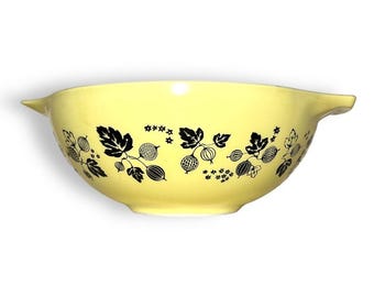 PYREX Cinderella Gooseberry Yellow Black Casserole Mixing Bowl Pour spout 444