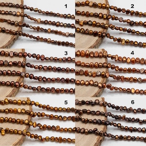 Puede incluir: Seis hebras de perlas de agua dulce marrones, cada hebra mide aproximadamente 46 cm de largo. Las perlas son de forma irregular y tienen un brillo natural ligeramente iridiscente.