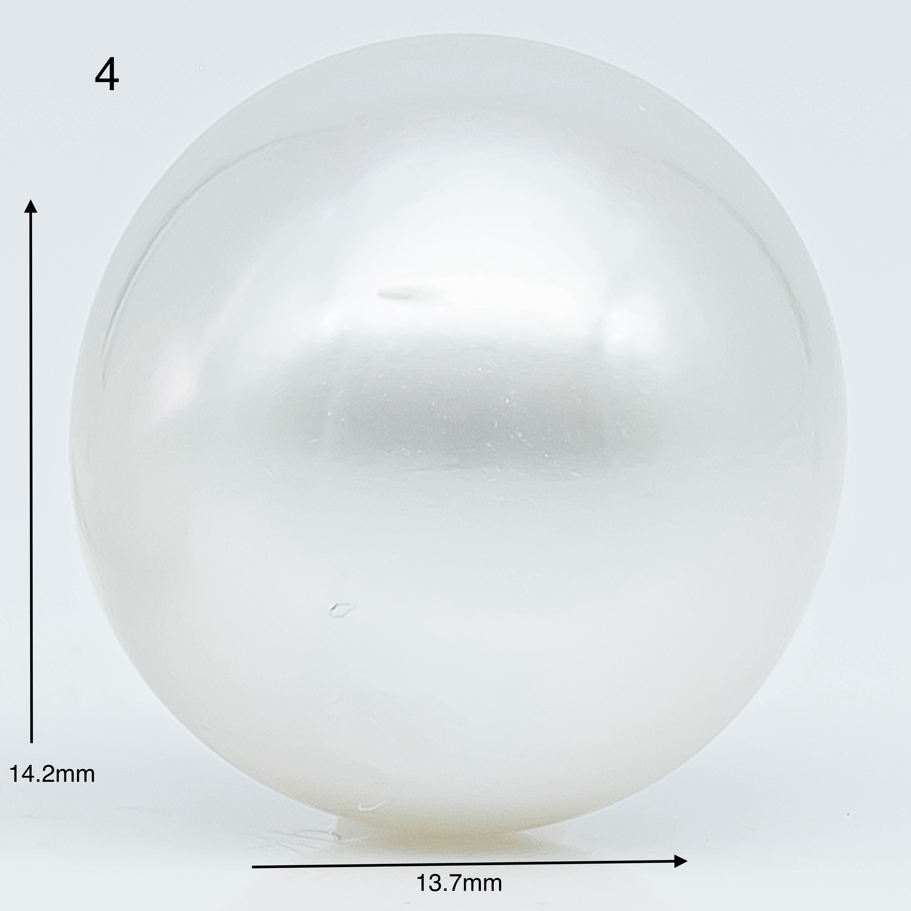13～14 mm のほぼ丸い南洋真珠。素晴らしい光沢と自然なホワイトカラー 