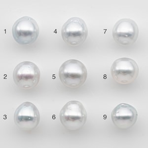 Puede incluir: Nueve perlas blancas y brillantes de diversas formas y tamaños se muestran sobre un fondo claro. Cada perla tiene una textura superficial única y sutiles variaciones de color, que van del blanco cremoso a toques de azul y rosa. Las perlas están numeradas del 1 al 9.
