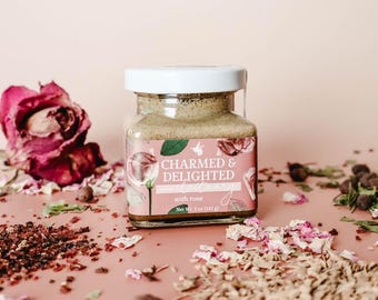 Miele aromatizzato alla rosa, benefico per il cuore / Miele grezzo per la tua farmacia da cucina in stile cottagecore con bacche di biancospino, petali di rosa e zenzero