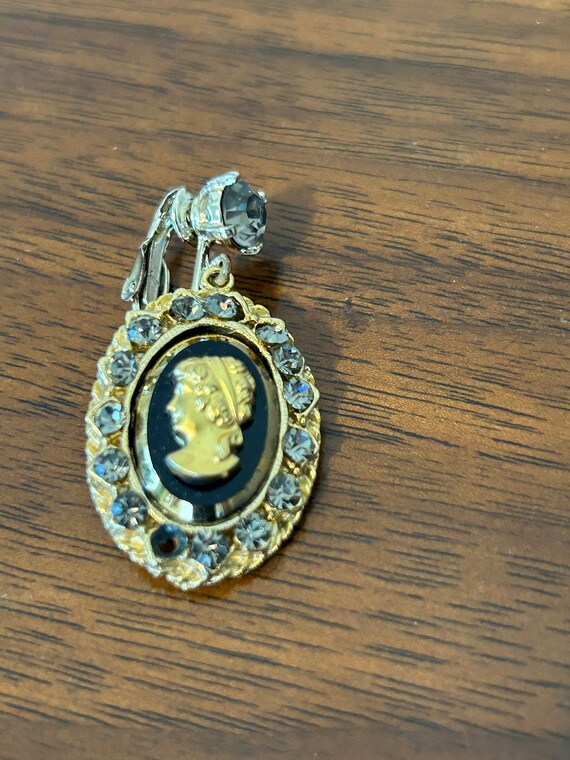 Cameo Brooch with Matching Earring - image 3