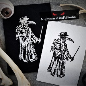 Pode incluir: Dois patches termocolantes preto e branco com um médico da peste com um bico longo e um chapéu. O texto nos patches diz "Lost the Mind Clinically Fine".