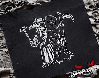 Op de afbeelding: Zwart-witte geborduurde patch met een pestdokter en de Grim Reaper, met de tekst "NIGHTMARECRAFTSTUDIO" in rood.