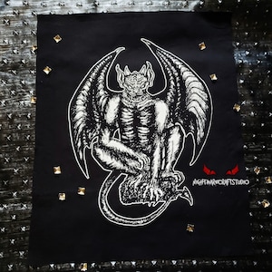 Könnte beinhalten: Schwarz-weiß-Illustration einer Gargoyle mit Flügeln, die auf einem schwarzen Hintergrund sitzt. Der Text "NIGHTMARECRAFTSSTUDIO" befindet sich unterhalb der Gargoyle.