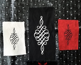 Toppa in tessuto serigrafata con simbolo Unalome a spirale