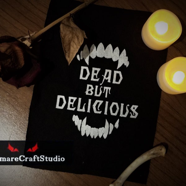 Dead but Delicious gezeefdrukte opnaaipatch Vampire