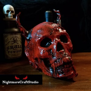Cabeza de calavera de demonio rojo con cuernos - Escultura de jarra de plástico reciclada