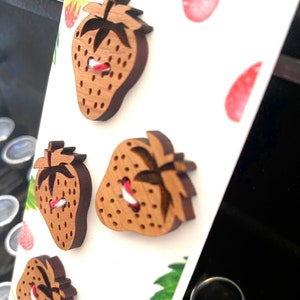 Set of 4 wooden strawberry buttons