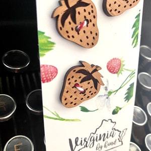 Set of 4 wooden strawberry buttons