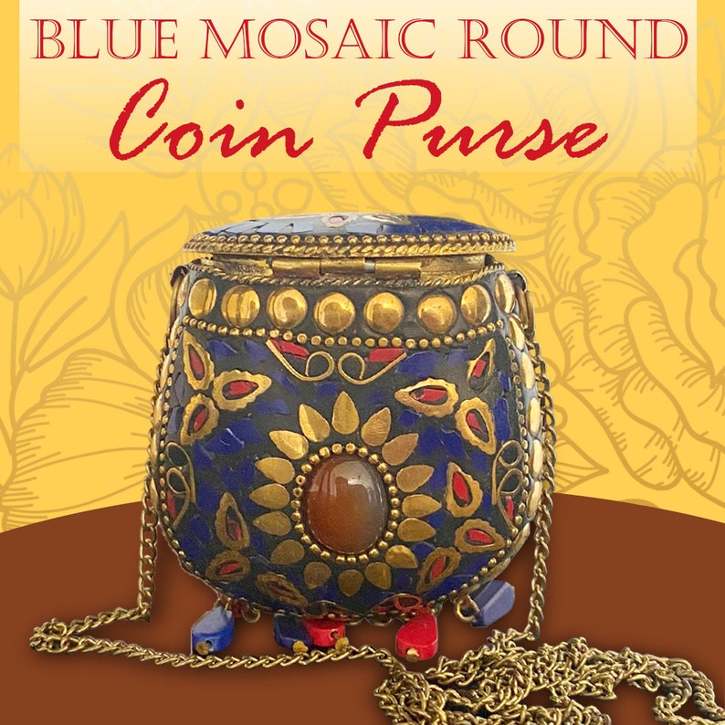 Puede incluir: Bolsa de monedas redonda de mosaico azul con una cadena dorada y cuentas rojas y azules. La bolsa tiene una tapa con bisagras y un dise&ntilde;o floral.
