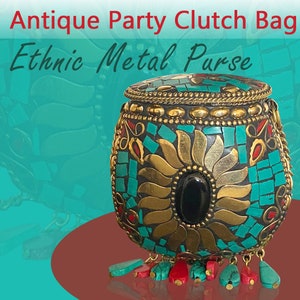 Puede incluir: Bolso de mano antiguo para fiestas hecho de metal con un dise&ntilde;o de mosaico turquesa y dorado. El bolso tiene una piedra negra en el centro y borlas rojas y turquesas.