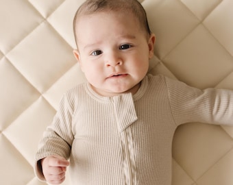 Creme Waffel Strick Baby Strampler, 2-Wege Reißverschluss, Baumwollmischung