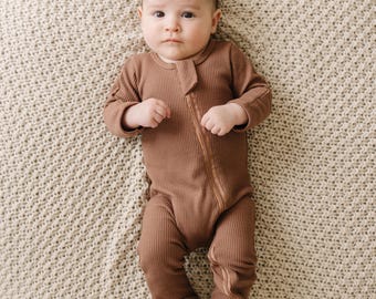 Braun Waffelmuster Baby Strampler, 2-Wege-Reißverschluss, Baumwollmischung