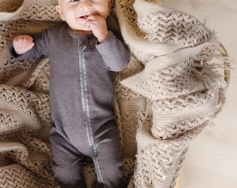 Grauer Waffelmuster Baby Strampler, 2-Wege Reißverschluss, Baumwollmischung