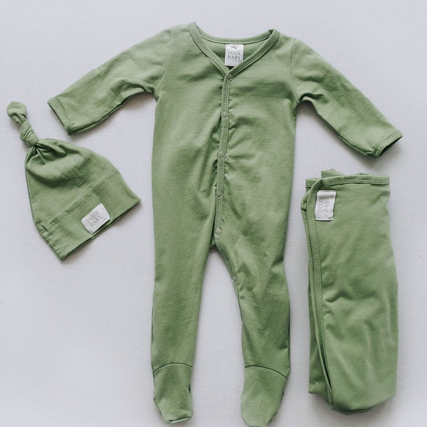 Envy Grüner Strampler mit Füßen, 3-6 m (Mütze und Decke separat erhältlich) Modernes Baby, Strampler mit Fuß, Babyparty, geschlechtsneutrales Baby, Trending Baby