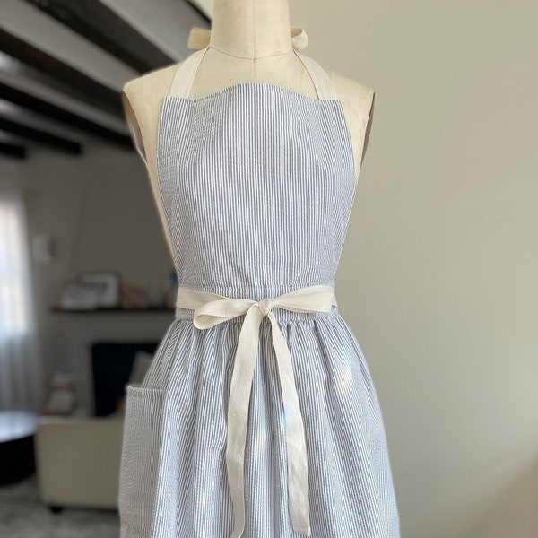 Robe tablier en seersucker d'inspiration vintage : tablier de cuisine à jupe évasée