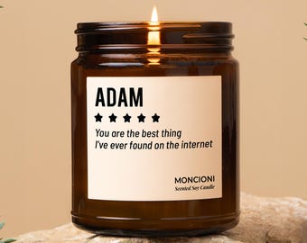 Könnte beinhalten: Eine brennende Duftkerze in einem braunen Glas. Auf dem Etikett steht "ADAM" mit fünf Sternen und dem Text "You are the best thing I've ever found on the internet." Die Kerze ist von MONCIONI.
