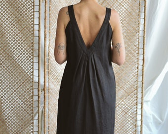 Robe noire sans manches à col en V / ManInTheStudio