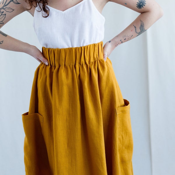 Linen patch pocket skirt / handmade by ManInTheStudio