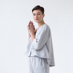 Swingy loose linen blouse with button closure / MITS