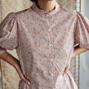 Bio-Baumwolle geblümtes Hemd, Bluse mit Blumenmuster, Stehkragen elegantes Hemd, Damen Sommer Top von The ManInTheStudio
