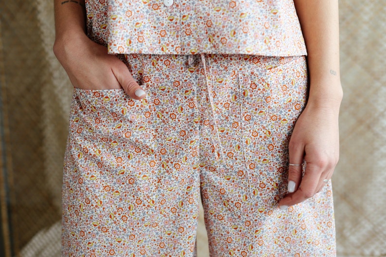 Floral cropped leg culottes with slits and patch pockets image 8