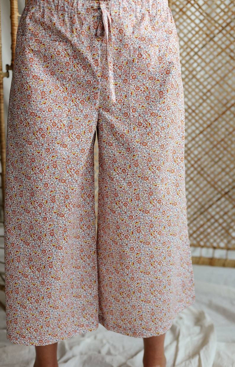 Floral cropped leg culottes with slits and patch pockets image 4