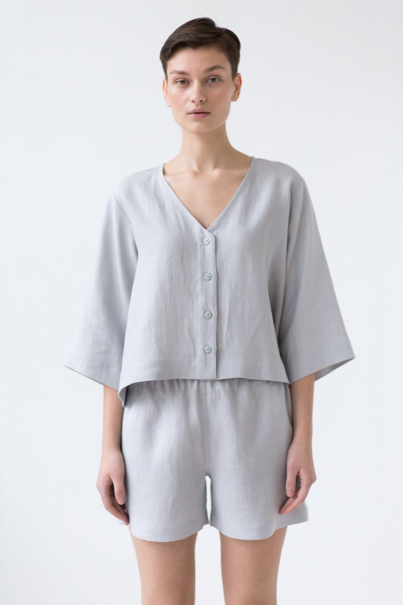 Swingy loose linen blouse with button closure / MITS image 9