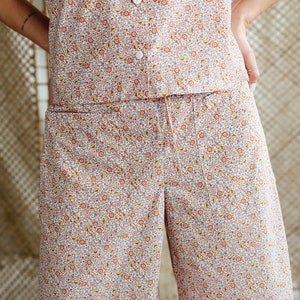 Floral cropped leg culottes with slits and patch pockets image 9