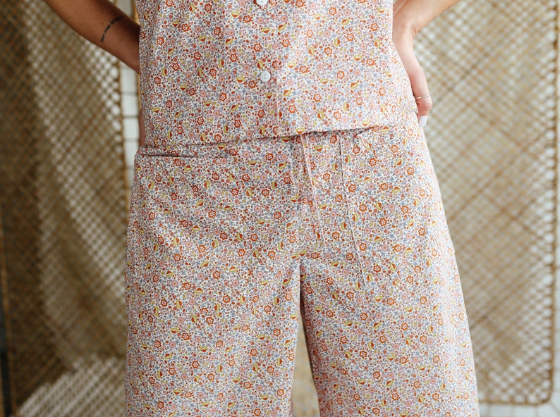 Floral cropped leg culottes with slits and patch pockets image 9