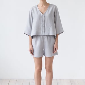 Swingy loose linen blouse with button closure / MITS image 3