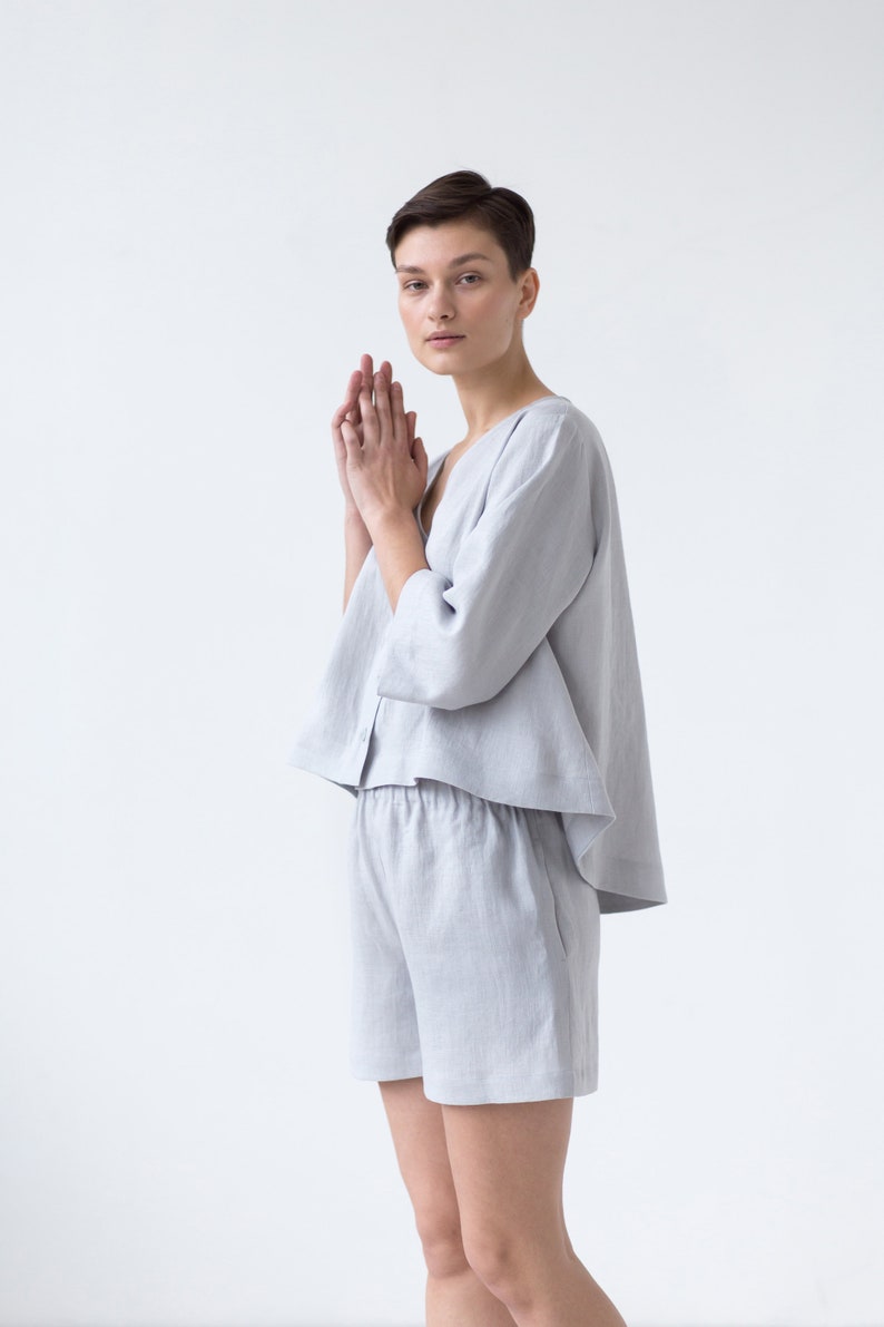 Swingy loose linen blouse with button closure / MITS