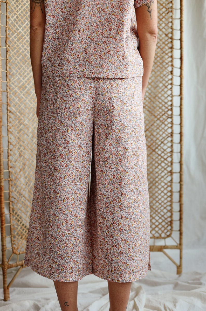 Floral cropped leg culottes with slits and patch pockets image 7