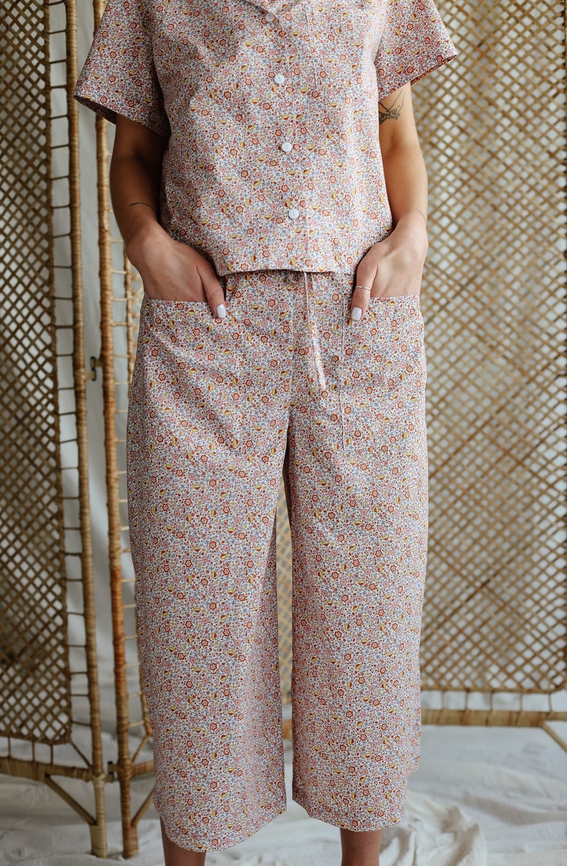 Floral cropped leg culottes with slits and patch pockets image 6