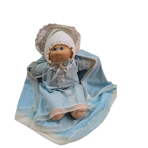 以下が含まれることがあります： 黒い持ち手と「But First, Coffee」の文字が黒い太字でプリントされた白いセラミックマグカップ。ぼやけた背景に置かれています。マグカップの高さは約10cmです。