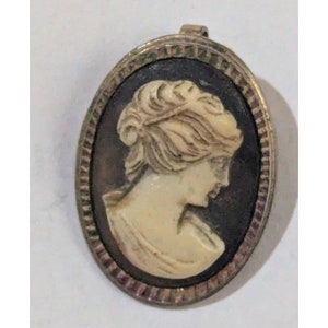 Vintage Cameo Brooch/Pendant With Woman&#39;s Profile On Oval Frame 1.5&quot;