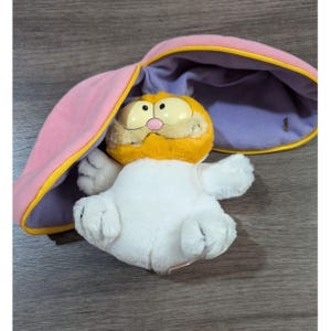 Vintage 1981 Garfield Plush United Feature Syndicate Dakin & Co Pink Egg Zipper  6&quot;