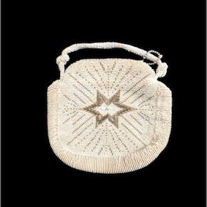 Bolso redondo con cuentas de crema de alquitrán de los años 1920 a 1930