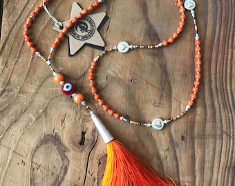 Sautoir bohème en perles fossiles et pompon orange