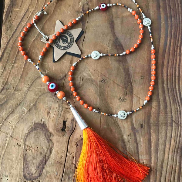 Sautoir bohème en perles fossiles et pompon orange