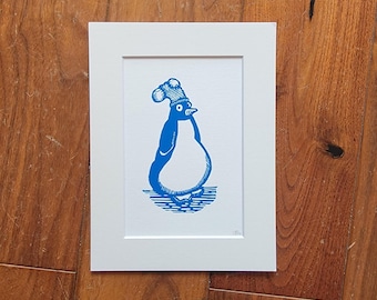 Pingüino con un calcetín en la cabeza - grabado original hecho a mano en linóleo.