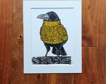 Corbeau portant un pull jaune moutarde - impression d'art linogravure originale faite main