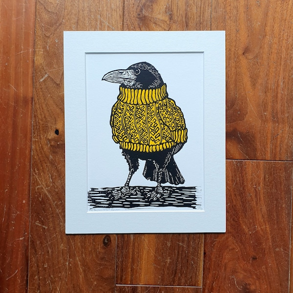 Cuervo con jersey amarillo mostaza - lámina artística original hecha a mano en linóleo