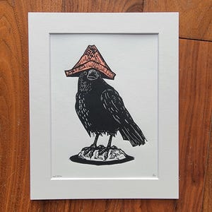 Lord Nelson - corbeau coiffé d'un chapeau en papier journal - art original oiseau imprimé lino fait main