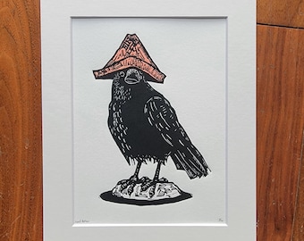 Lord Nelson - corvo che indossa un cappello di giornale - stampa originale in linoleum fatta a mano raffigurante un uccello