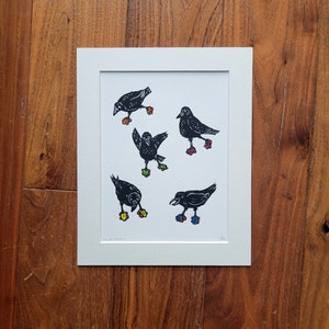 Rollschuh-Krähen - handgemachter Original-Linolschnitt Vogel-Kunstdruck