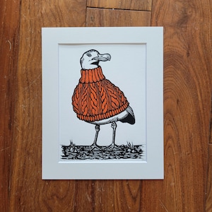 De Bejumperde Meeuw - zeemeeuw met een gebreide kabeltrui - handgemaakte linosnede vogelkunstprint