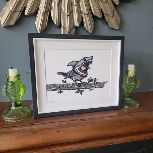 Grabado en linóleo de tiburón y pájaro - Obra de arte original hecha a mano
