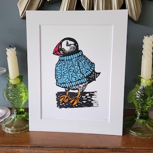 De bespringende papegaaiduiker. Papegaaiduiker met trui - handgemaakte originele linosnede kunstprint